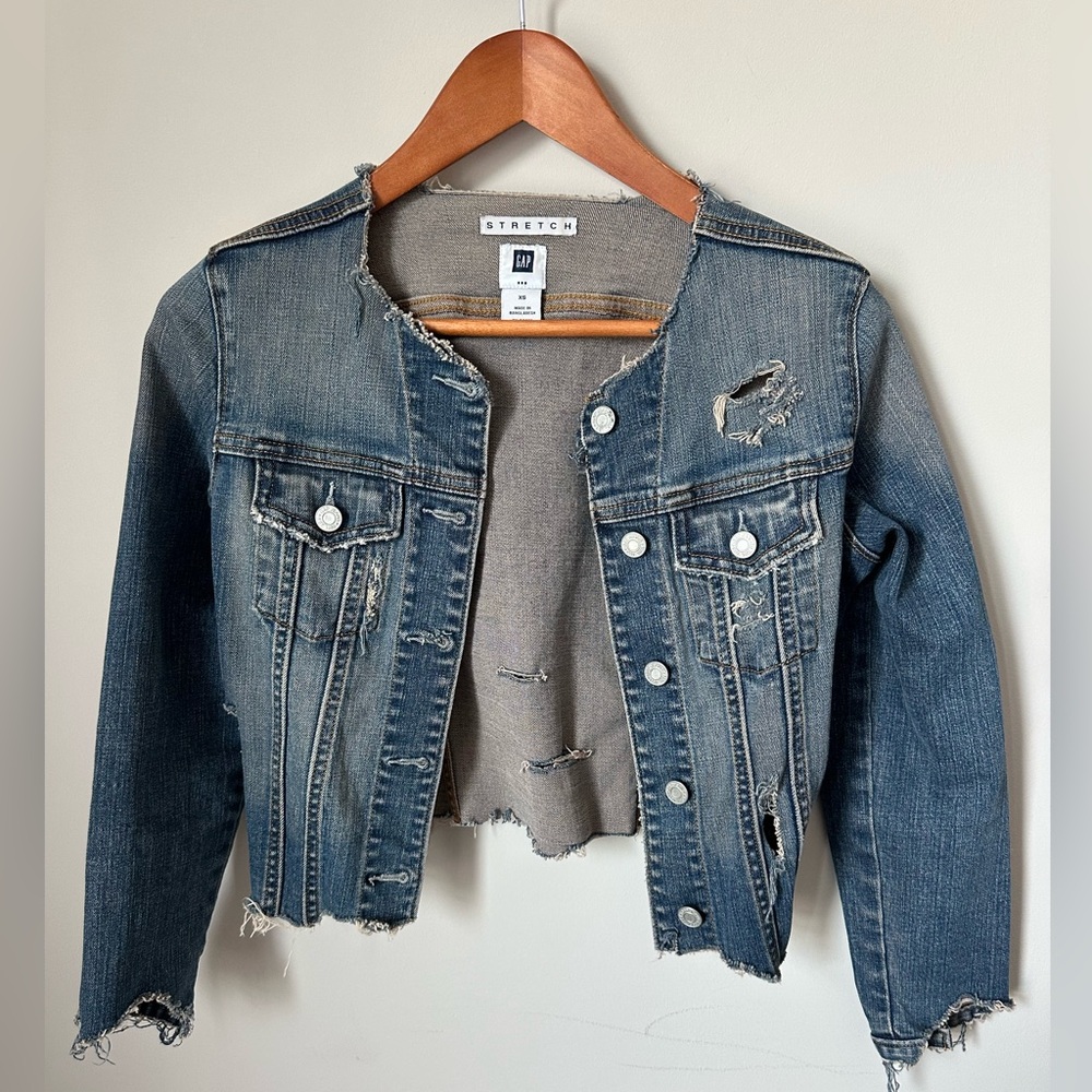 TRENDY Old Navy cropped distressed stylish denim jacket XS